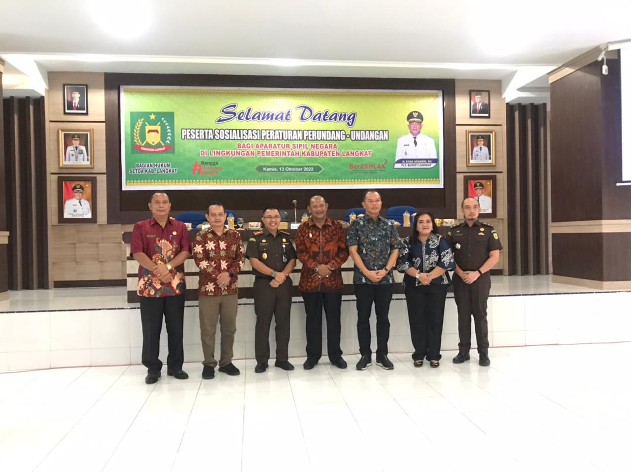 Plt Bupati Langkat H Syah Afandin SH foto bersama usai membuka sosialisasi peraturan perundang - undangan bagi ASN d ruang pola Kantor Bupati Langkat, Stabat, Kamis (13/10/2022).beritasore/Ist