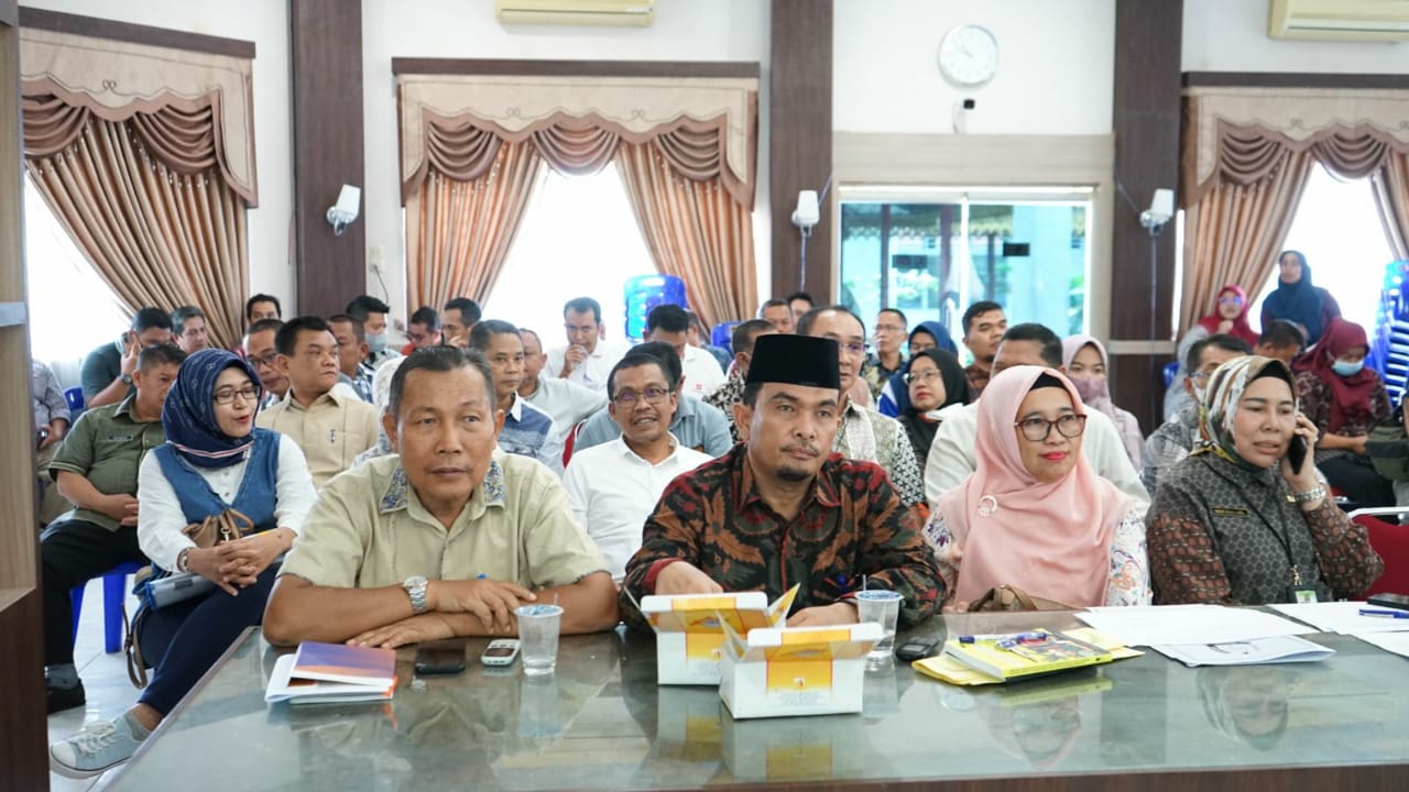 Plt Bupati Langkat pimpin Rapat Evaluasi Kiinerja perangkat daerah, di Ruang Pola Kantor Bupati Langkat, Jum'at (14/10/2022).beritasore/Ist