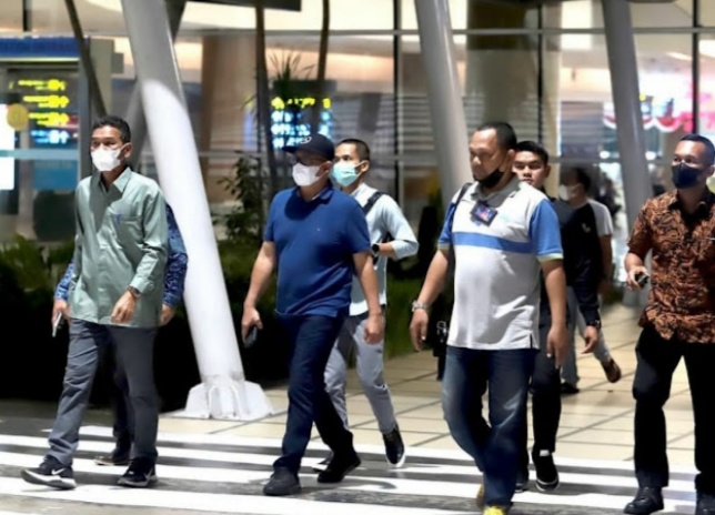 Bupati Batu Bara Ir.H.Zahir M.AP beserta rombongan tiba di Bandara Internasional Kuala Namu, Deli Serdang Menyambut 5 orang nelayan yang ditangkap diperairan Thailan,1 orang diantaranya menjalani proses hukum Senin (17/10/2022).beritasore/alirsyah