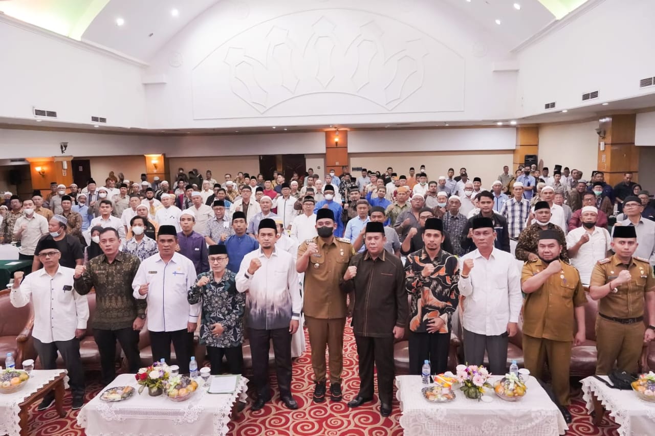Wali Kota Medan Bobby Nasution saat membuka Pemberdayaan Rumah Ibadah Mewujudkan Masjid Mandiri di Hotel Madani Medan, Senin (17/10).beritasore/Ist