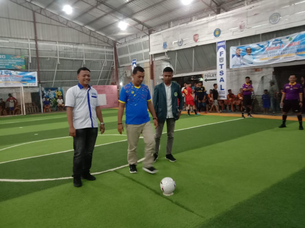 Ramadhan Zuhri SH lakukan tendangan pertama ditandai Open Turnamen Futsal Trofhy Laskar Kartini I Sahrizal Fahmi di lapangan Futsal Caffe Nurjanah Kec.Tanjung Tiram Kab.Batu Bara Rabu (19/10/022).beritasore/alirsyah.