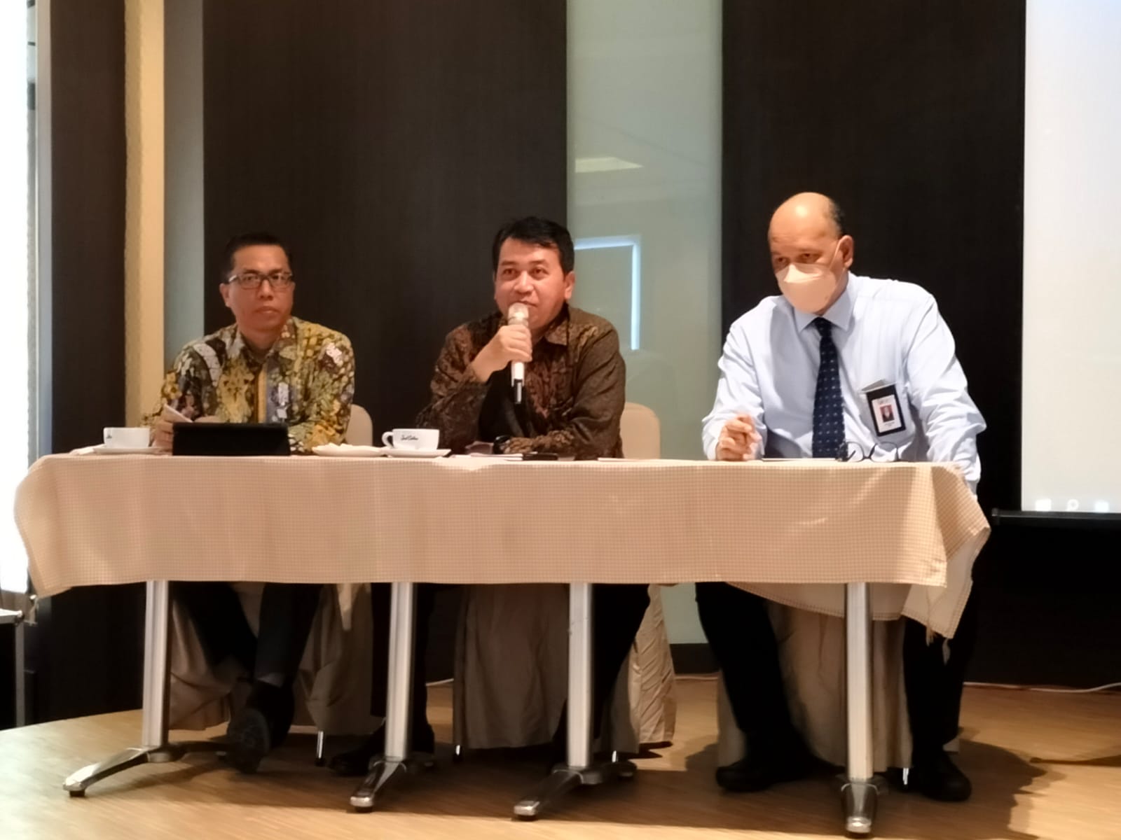 Kepala OJK KR 5 Sumbagut Yusup Ansori (tengah), Deputi Direktur Manajemen Strategis, Edukasi Perlindungan Konsumen dan Kemitraan Pemerintah Daerah Wan Nuzul Fachri dan Deputi Direktur Pengawasan Lembaga Jasa Keuangan 2 dan Perizinan, Anton Purba pada Media Lunch Talk di Opal Coffee, Medan, Rabu (19/10/2022). beritasore/ist