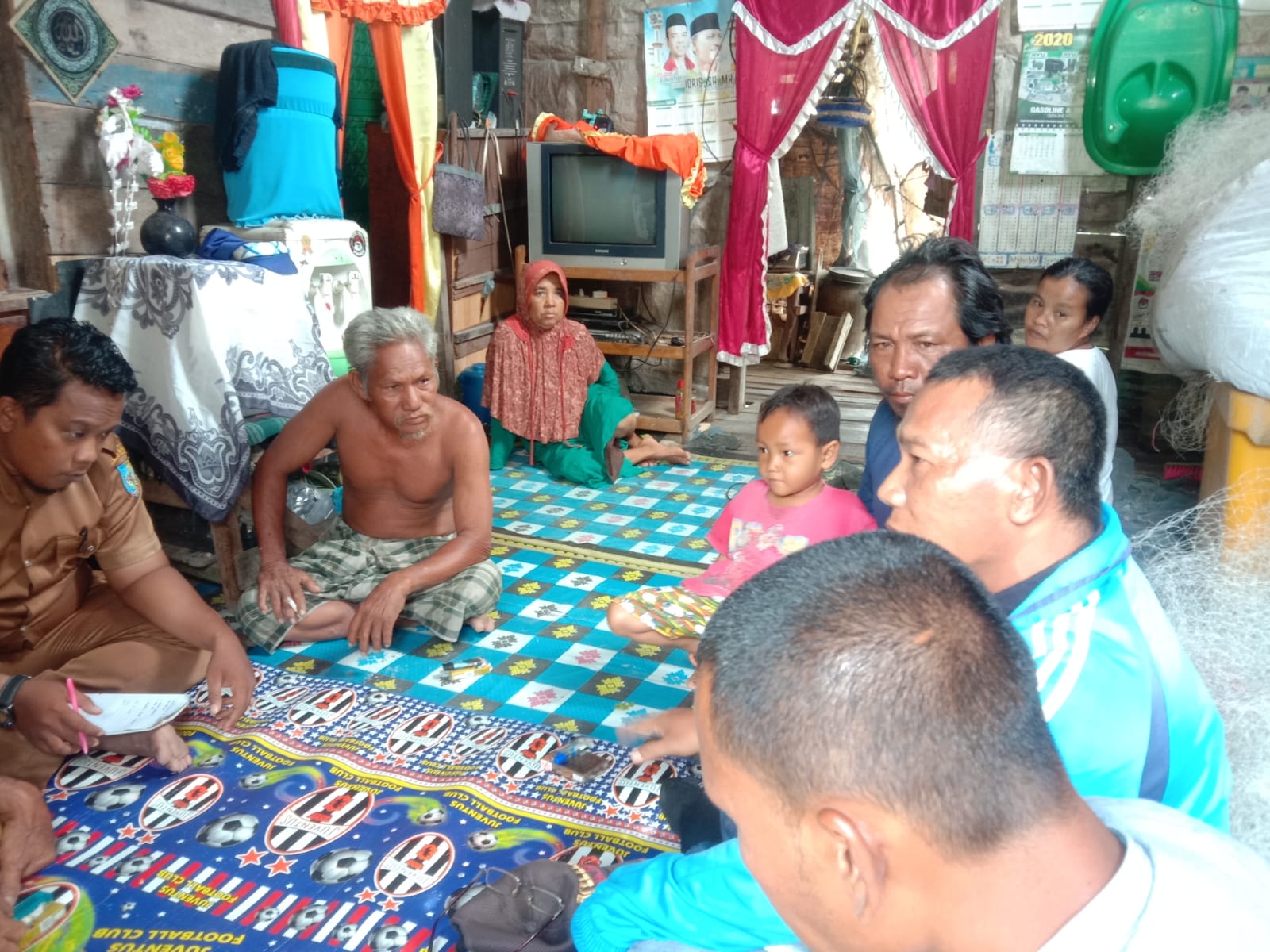 Kepala Desa Rafi'i didampingi Sekdes kunjungi kediaman kediaman orang tua korban dugaan kasus pelecehan anak dibawah umur Kecamatan Nibung Hangus Kabupaten Batu Bara Selasa (18/10/2022).beritasore/alirsyah