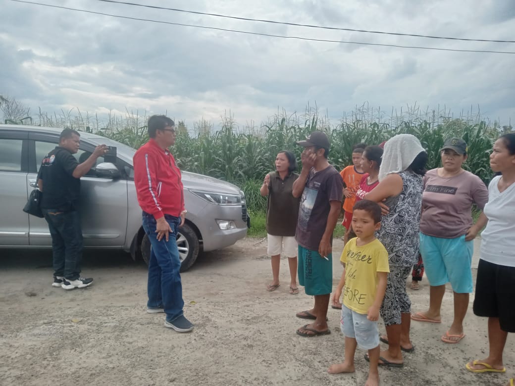 Ketua Komisi IV DPRD Deliserdang dari Fraksi PDIP Antoni Napitupulu saat mendengar keluhan warga di dusun VIII Desa Muliorejo Kec.Sunggal Kab.Deli Serdang.beritasore/ist