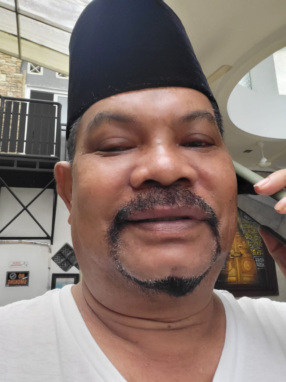 Drs H Rahudman Harahap, MM ngobrberitasore/dokol seusai shalat subuh, kemarin.