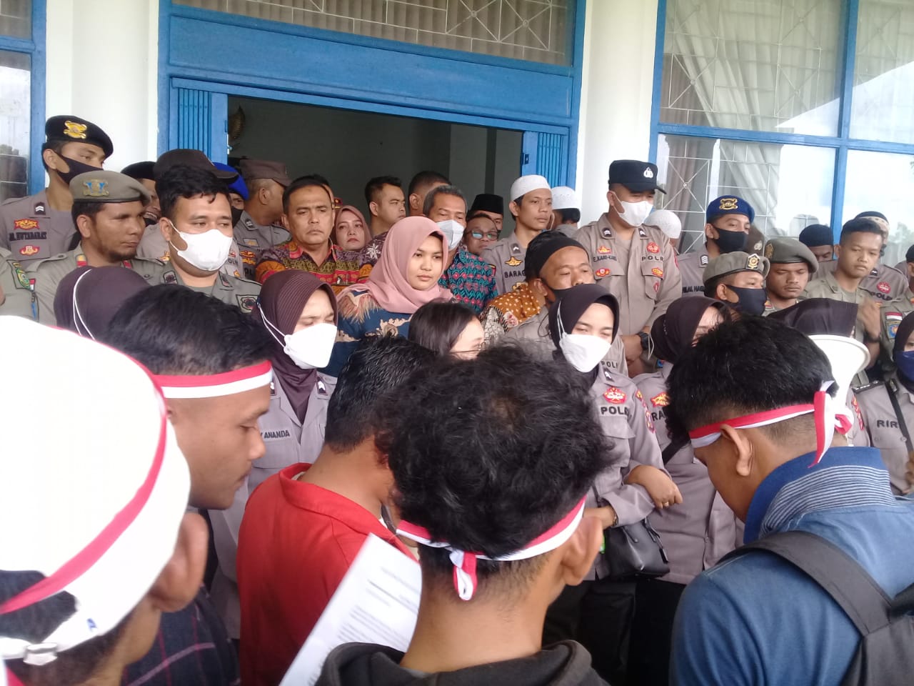 Puluhan massa AMBM 'mengepung' ke kantor bupati, menuntut PT SMGP bertanggungjawab.beritasore/Irham Hagabean Nasution