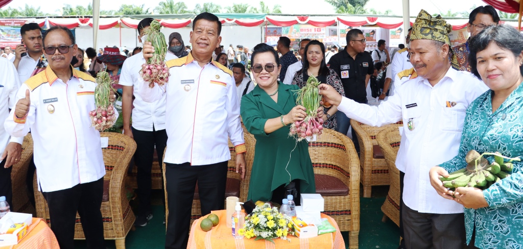 Bupati Simalungun Radiapoh Hasiholan Sinaga secara resmi membuka kegiatan Promosi Pasar Tani selama tiga hari dimulai 19 s/d 21 Oktober 2022 di Stadion Mini Jln Asahan Km 7 Kecamatan Siantar Kabupaten Simalungun, Sumut, Rabu (19/10/2022).beritasore/Ist