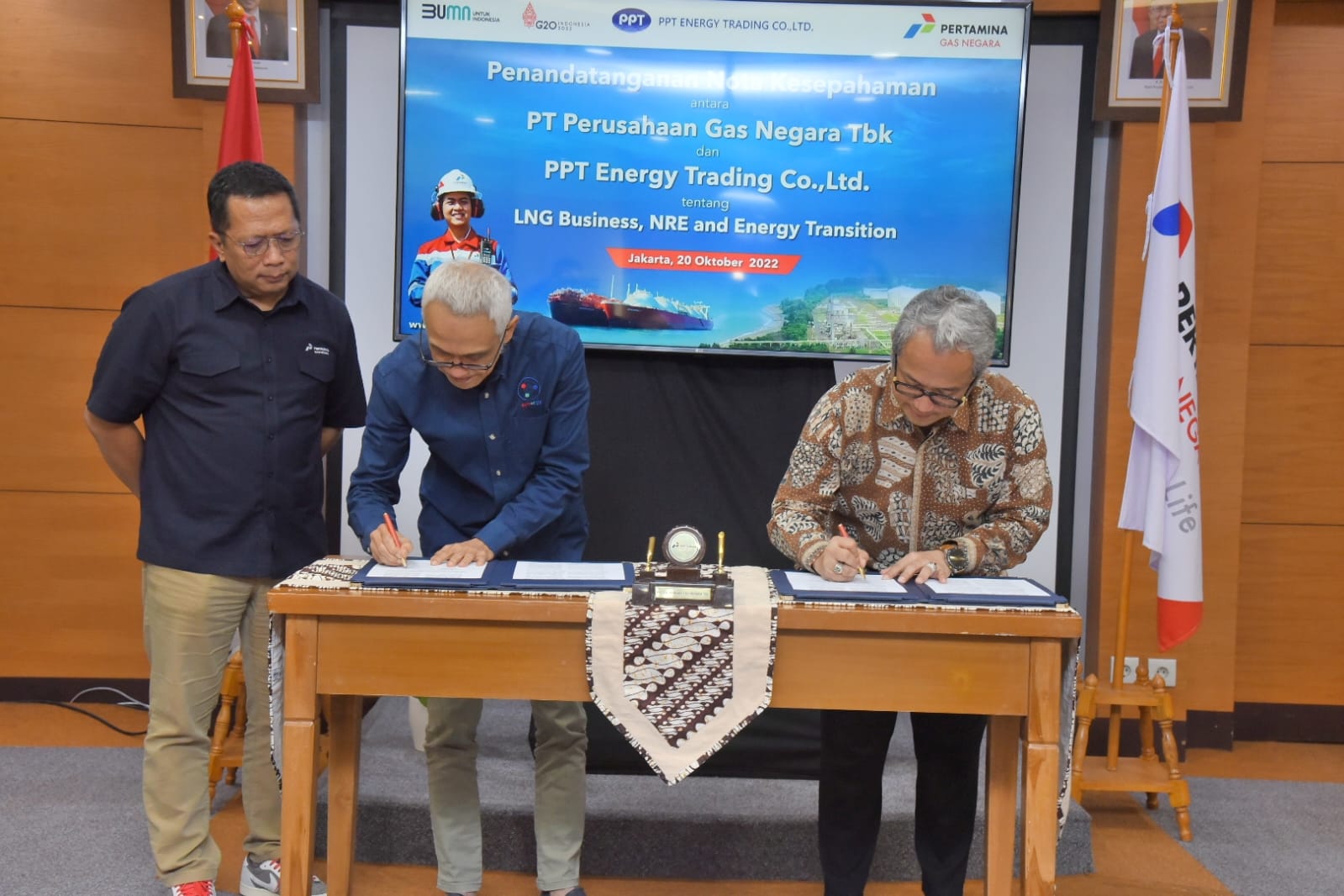 Direktur Strategi dan Pengembangan Bisnis PGN Heru Setiawan dan President Director PPT Energy Trading Co., Ltd. Agus Witjaksono menandatangani kesepakatan kerjasama di Jakarta Kamis (20/10/2022).beritasore/ist