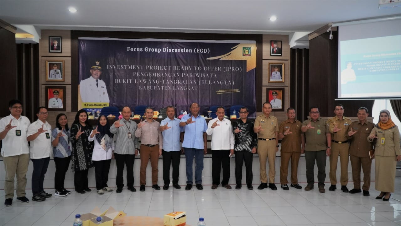 Plt Bupati Langkat H Syah Afandin SH foto bersama usai membuka FGD Investment Project di Ruang Pola Kantor Bupati Langkat, Stabat, Selasa (18/10/2022). beritasore/ist