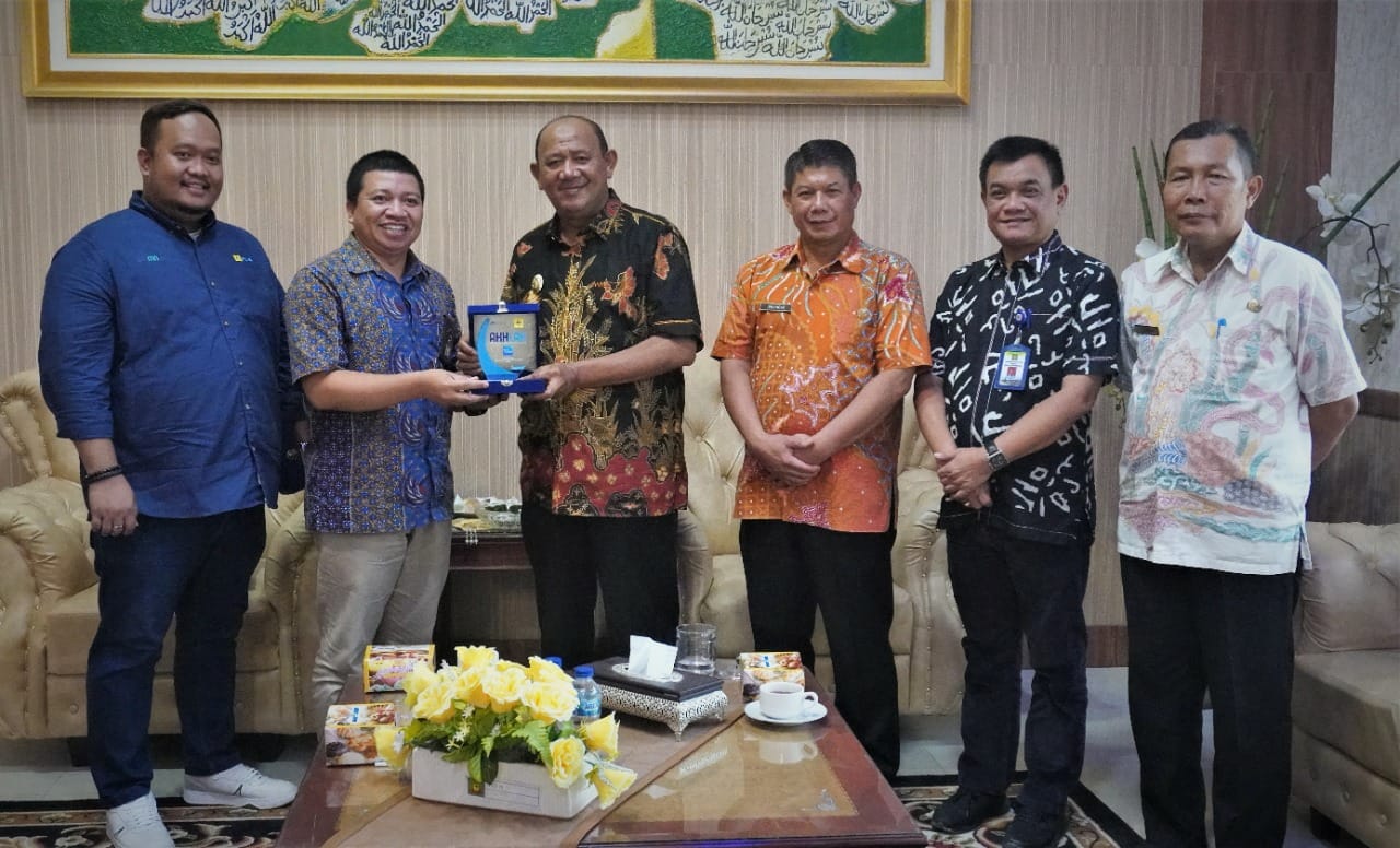 Manager PLN UP3 Binjai, Ariadi Wisnu Sukendar foto bersama Plt Bupati Langkat H Syah Afandin SH saat bersilaturahmi di Rumah Dinas Bupati Langkat, Stabat, Kamis (20/10/2022).beritasore /ist