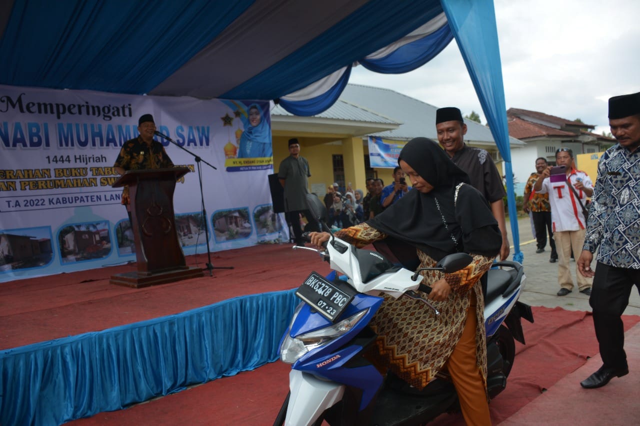 Plt Bupati Langkat menyerahkan secara langsung sepeda motor jenis metic honda beat kepada Ibu Yusnawaiti Guru TPQ, warga Dusun IV Sei Mati Alur Gadung. kemarin.beritasore/ist