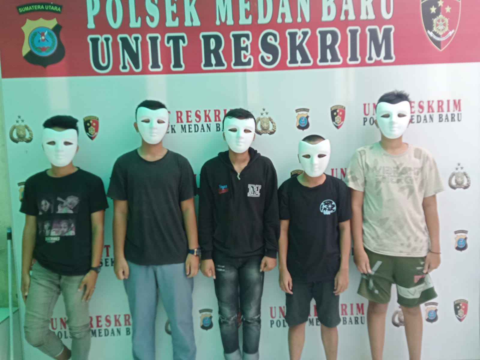 Lima orang di duga pelemparan mobil berada di polsek Medan Baru. beritasore/ist