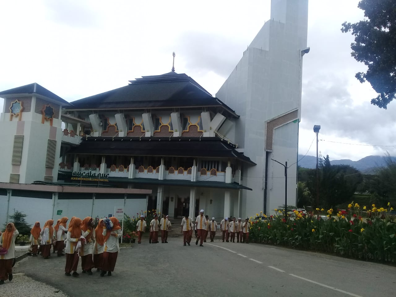 Seusai shalat zuhur berjamaah, siswa-siswi meninggalkan Masjid Agung Nur Ala Nur Panyabungan, Kamis (26/10).beritasore/Irham Hagabean Nasution