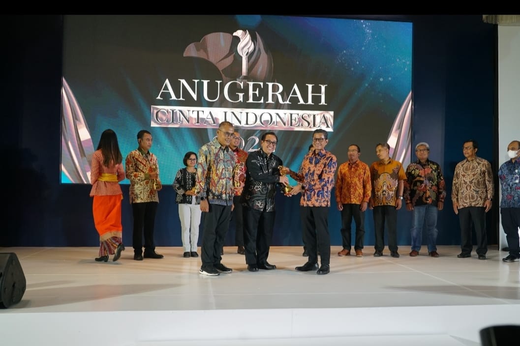 Wakil Menteri BUMN I, Pahala Nugraha Mansury menyerahkan penghargaan kepada Bio Farma diterima Departemen Head of Corporate Communication Department Bio Farma, Iwan Setiawan Rabu )27/10/2022).beritasore/ist