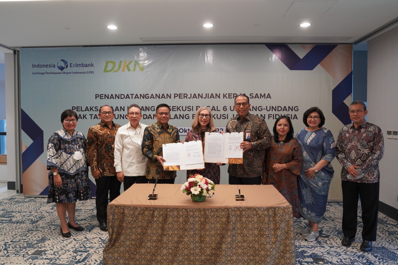 Direktur Pelaksana Bidang Hubungan Kelembagaan LPEI, Chesna F. Anwar dan Direktur Lelang DJKN Kemenkeu RI, Joko Prihanto menandatangani perjanjian kerjasama di Jakarta Senin (24/10/2022).Berita Sore/ist