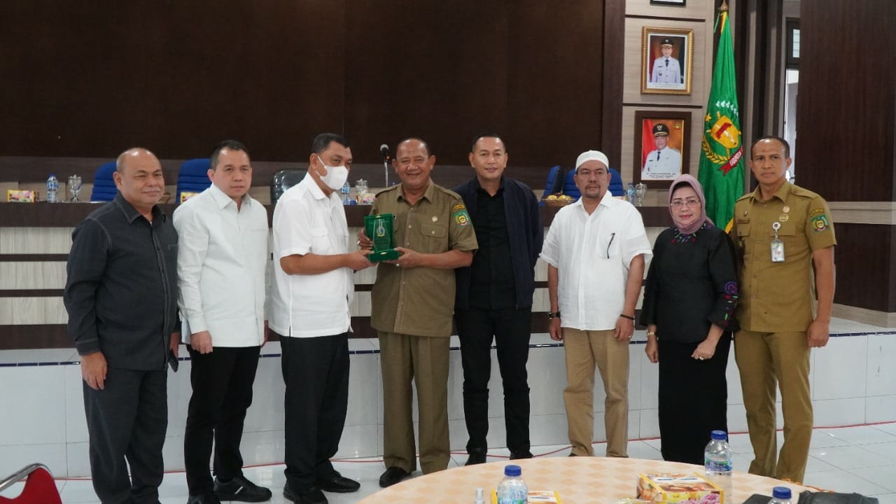 Plt Bupati Langkat H Syah Afandin SH menerima Kunker Badan Pembentukan Peraturan Daerah DPRD Provinsi Sumatera Utara ,di Kantor Bupati Langkat, Senin (24/10/2022). beritasore/ist