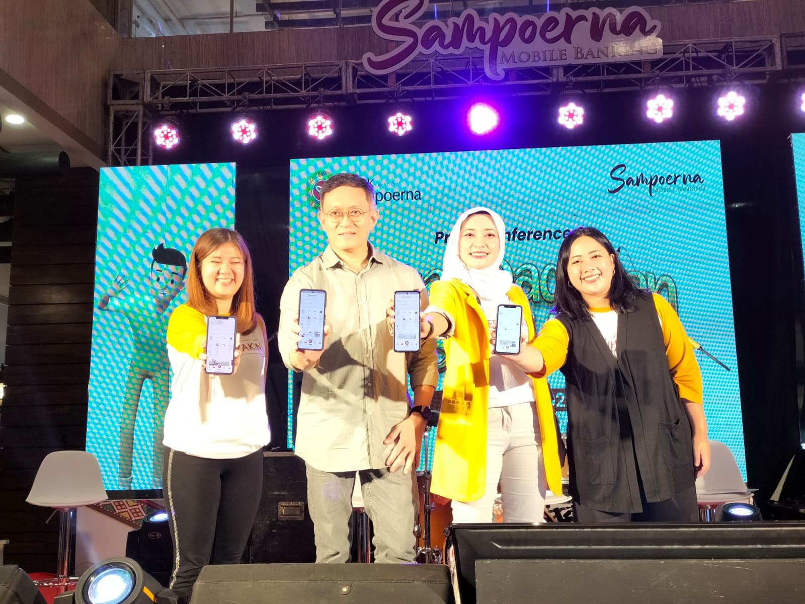 Funding Business Division Head Ringo Nugraha Winata (dua kiri), Lending, Fintech Product & Patnership Division Head Oktavia Laksmi Wardani (dua kanan),, Funding & Bancassurance Business Development Group Head Candida Ayu Merisca (paling kanan) dan Kepala Cabang Bank Sahabat Sampoerna Medan Selly (paling kiri) pada acara "Sultan Dadakan" di Ringroad City WA Sabtu (29/10/2022).beritasore/ist