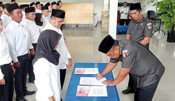 Ketua Bawaslu Palas Rahmat Efendi Siregar SS, menandatangani pelantikan 51 anggota Panwaslu kecamatan yang akan bertugas mengawasi Pemilu serentak 2024, di Aula Hotel Syamsiah Pasar Sibuhuan, Sabtu (29/10). (beritasore/Muhammad Satio)