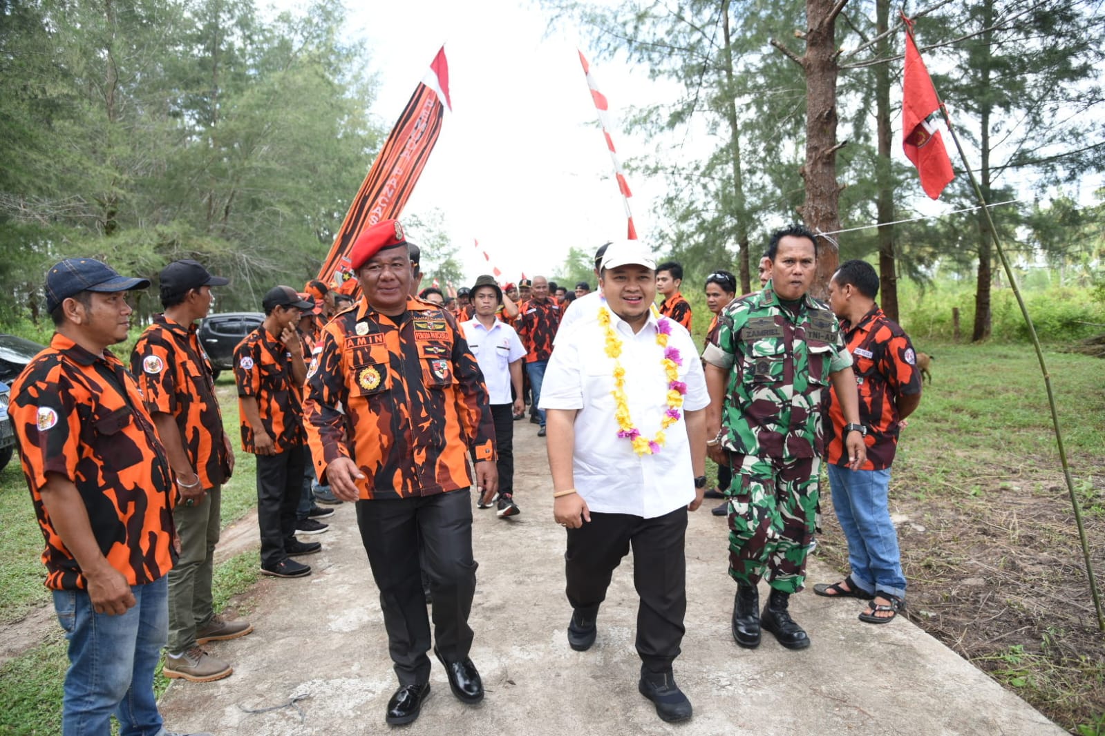 Bupati Tapsel, Dolly Pasarinu saat menghadiri HUT Pemuda Pancasila Ke-63 Tingkat Kabupaten Tapsel di Desa Muara Upu, Kecamatan Muara Batang Toru, Sabtu (29/10). beritasore/Birong RT