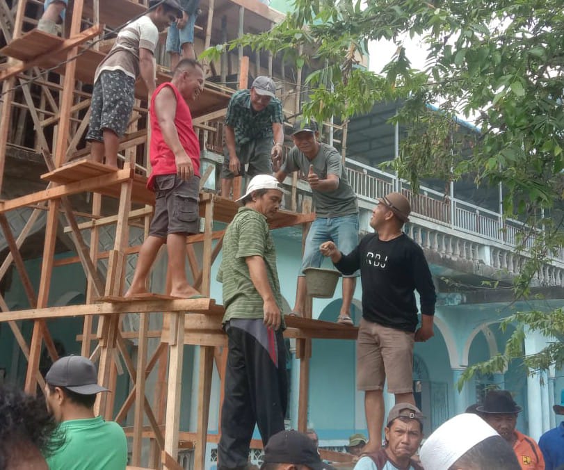Masyarakat bahu-membahu menaikkan Masjid Yusuf Gunungbarani menjadi masjid lantai dua. beritasore/Irham Hagabean Nasution