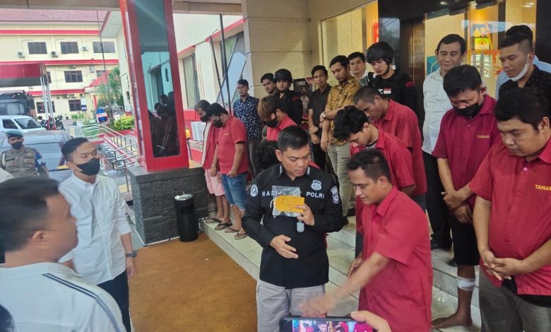 Kabid Humas Polda Sumut, Kombes Pol Hadi Wahyudi, saat menjelaskan modus terangka komplotan perampok. beritasore/ist