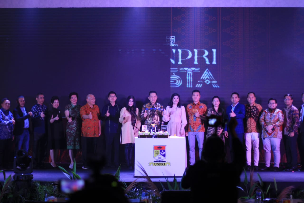 Pendiri Unpri Prof I Nyoman Ehrich Lister, Ketua BPH Unpri Dr Tommy Leonard, Rektor Unpri Prof Chrismis Novalinda Ginting dan jajaran pimpinan lainnya pada puncak perayaan Unpri Fiesta 2022. beritasore/ist