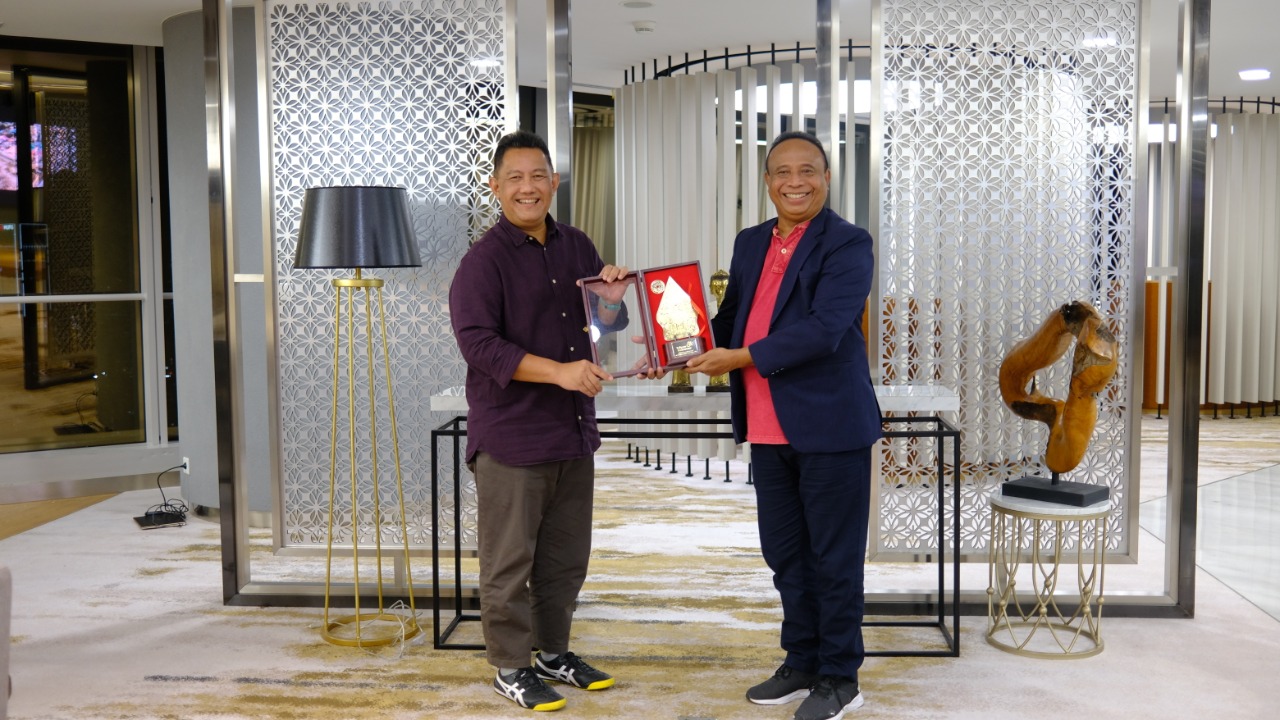 Direktur Wholesale and International Service Telkom Bogi Witjaksono (kiri) menyerahkan cenderamata kepada Menteri Parlemen dan Komunikasi Sosial Timor-Leste Francisco Martins da Costa Pereira Jeronimo saat melakukan kunjungan ke Telkom Landmark Tower belum lama ini.beritasore/ist