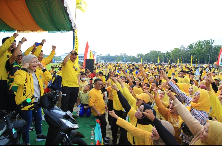 Foto: Rangkaian acara Jalan sehat Partai Golkar di Alun-alun kota Aek Kanopan, Minggu (16/10). Ist