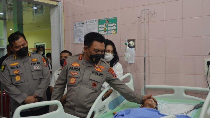 Kapoldasu Irjen Pol Panca Putra Simanjuntak di RS Bhayangkara Medan, Rabu (29/9/2022) saat menjenguk seorang anak berinisial FSH, 4, yang menjadi korban kekerasan oleh paman dan bibinya. Beritasore/ist