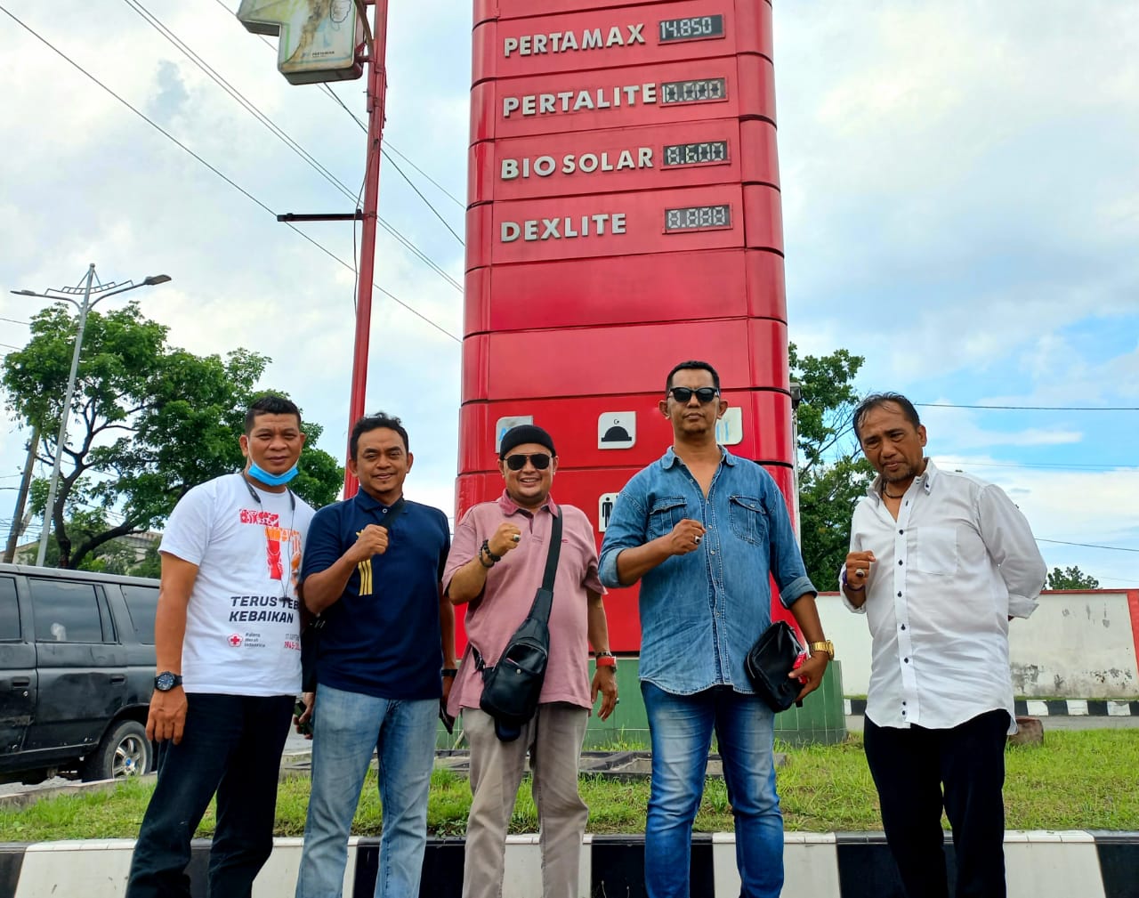 Para aktivis di Sumut yang merasa heran karena salah satu partai politik di Medan dengan mudahnya mendapatkan BBM bersubsidi. beritasore/Andi Aria Tirtayasa