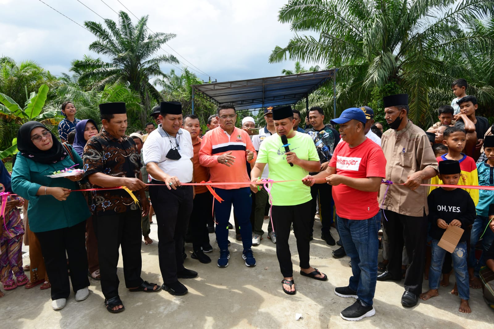 Bupati Batu Bara Ir.H Zahir M.AP resmikan jembatan penghubung 2 Desa di Kecamatan Datuk Lima Puluh Kabupaten Batu Bara Sumatera Utara Jum'at (30/9/2022).beritasore/alirsyah
