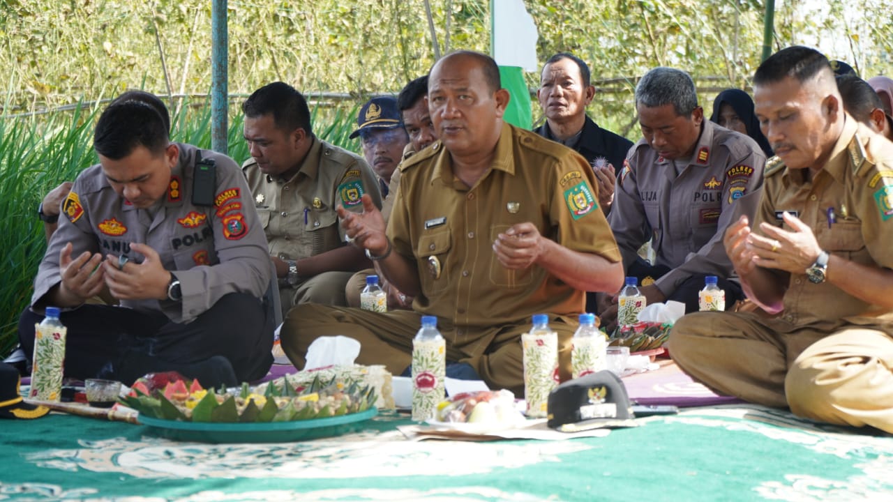 Plt  Bupati Langkat H Syah Afandin SH hadiri tradisi jamu sawah dan tepung tawar bibit padi, di Dusun II Desa Selotong, Kecamatan Secanggang, Langkat, Senin (26/9/2022). beritasore/ist