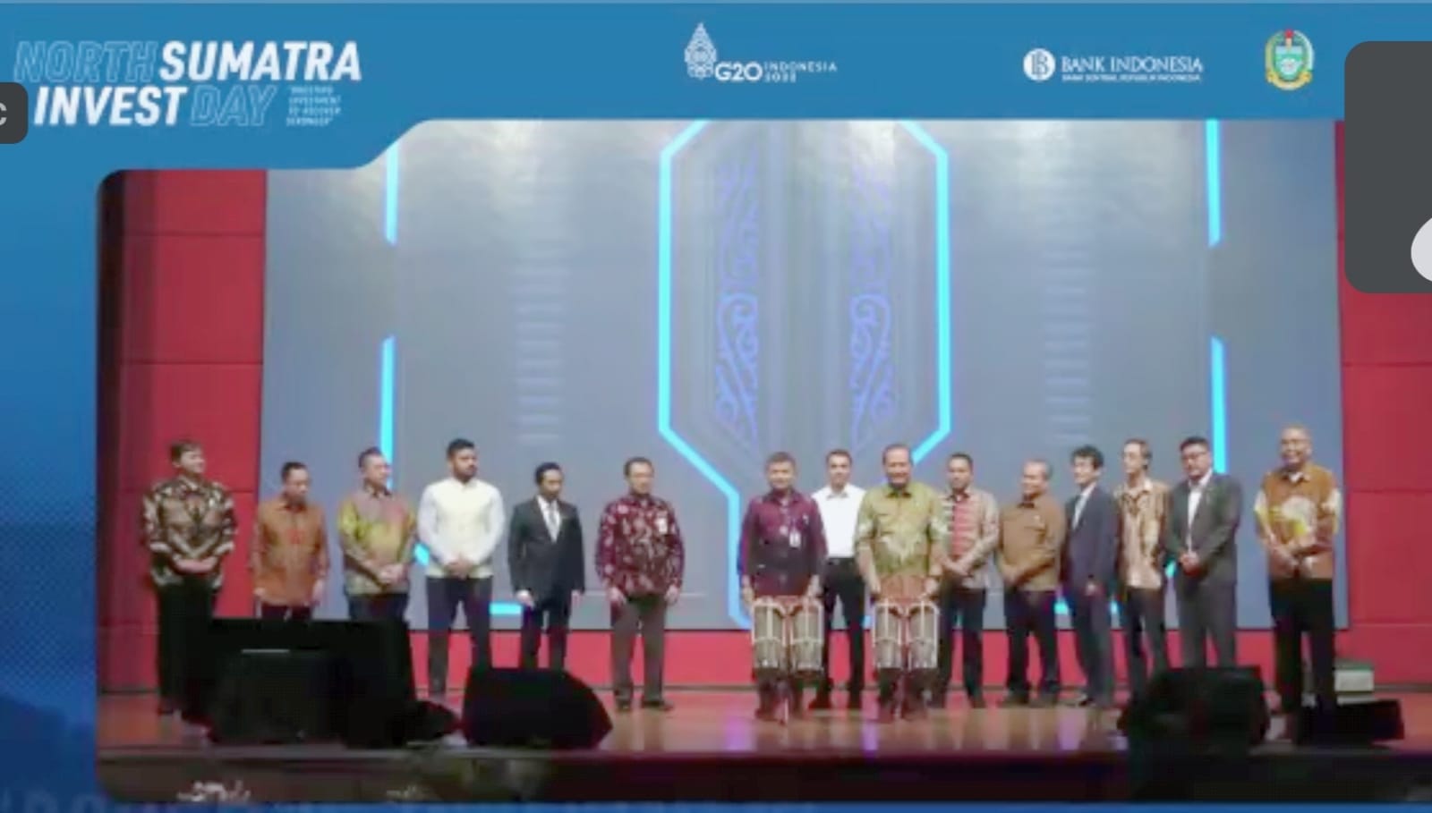 Deputi Gubernur Senior BI, Destry Damayanti; Deputi Bidang Promosi Penanaman Modal Kementerian Investasi/BKPM, Nurul Ichwan; Kepala BI Perwakilan Sumut dan Plh Sekda Provinsi Sumut, Agus Tripriyono, Konjen Malaysia di Medan Aiyub Omar, Konjen India di Medan Subham Singh berfoto bersama pada NSI Day, di Hotel Adi Mulia, Medan, Rabu (28/9/2022). beritasore/laswie wakid