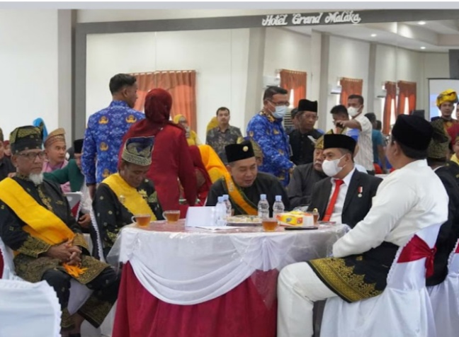 Bupati  Batu Bara Ir.H.Zahir M.AP  dialog Tour Budaya bersama Ketua MKA LAM Siak di Hotel Grand Malaka Kecamatan Tanjung Tiram Kab.Batu Bara Sumatera Utara, Sabtu (01/10/2022).beritasore/alirsyah