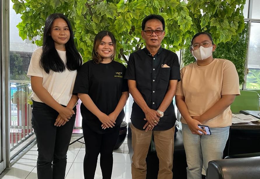 Panitia Pelaksana Sarasehan Nasional JKAI 2022 berfoto bersama Ketua Prodi Antropologi Sosial FISIP USU, Dr. Irfan Simatupang, M.Si. beritasore/ist
