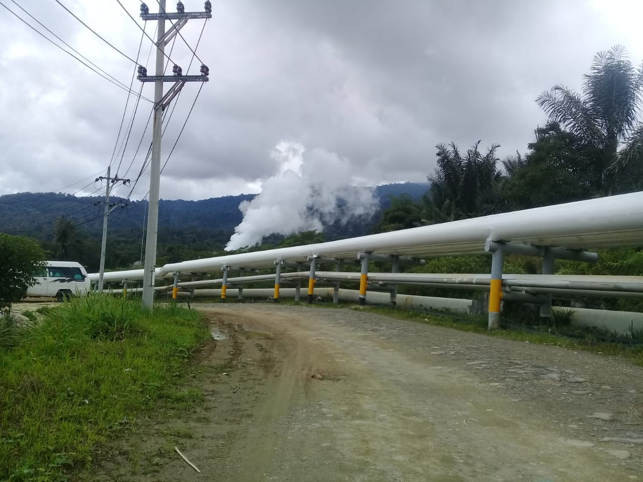 Salahsatu sumur milik PT SMGP tampak beroperasi dengan mengepul asap ke angkasa, Minggu (2/10) siang. Sedangkan pihak PT SMGP menjelaskan, rangkaian kegiatan uji alir sumur T-11 telah dihentikan. beritasore/irham hagabean nasution