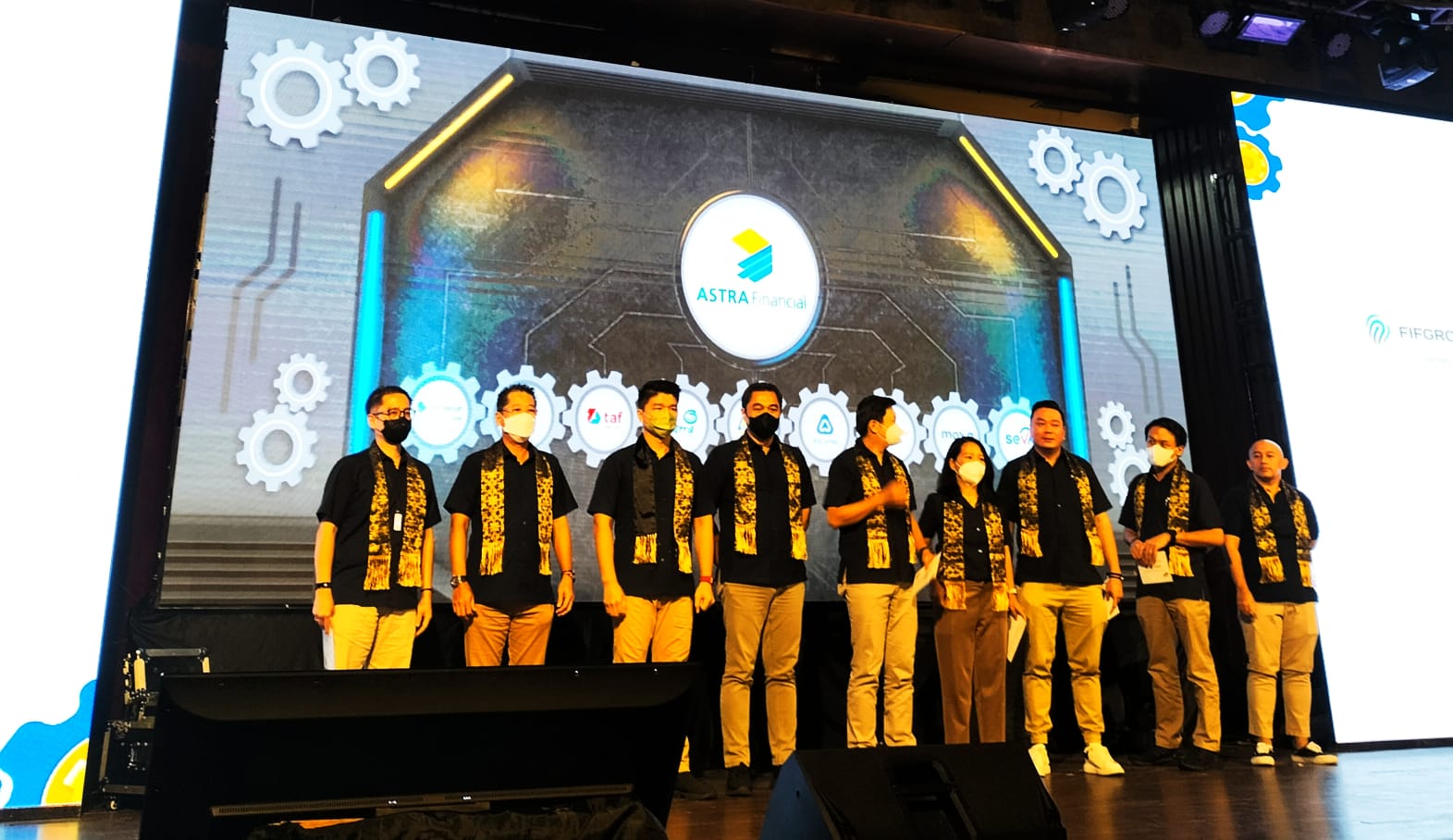Project Director Astra Financial GIIAS 2022 yang juga CMSO ACC Tan Chian Hok bersama pimpinan unit bisnis Astra Financial, yaitu: CMO FIFGROUP Antony Sastro Jopoetro, CMO TAF Budi Setiawan, CMO Asuransi Astra Wisnu Kusumawardhana, CMO Astra Life Christopher Pangestu, CMO AstraPay Reny Futsy Yama, CMO Maucash Indra Suryawan, CEO MOXA Daniel Hartono dan Head of Marketing SEVA Amar Ibrahim pada acara Media Gathering Astra Financial di Medan, Kamis (29/9/2022). beritasore/ist