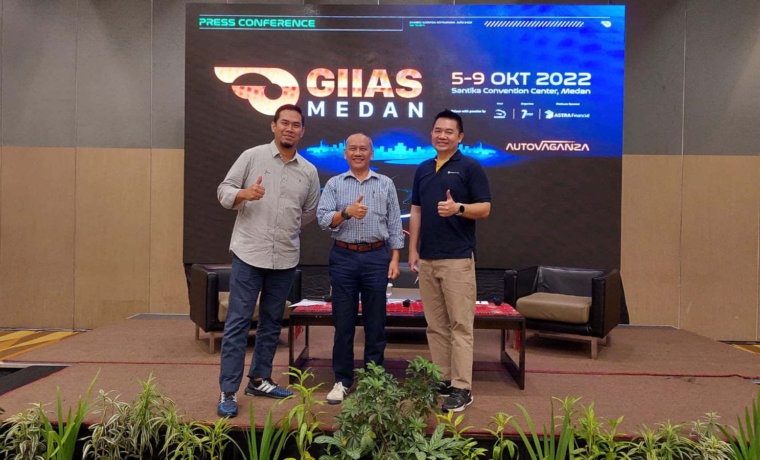 Agus Riyadi, Project Director GIIAS (kiri), Kukuh Kumara, Sekretaris Umum GAIKINDO (tengah) dan Willy Winardi, selaku Project Leader Astra Financial GIIAS Medan 2022 (kanan) berbicara kepada wartawan di Hotel Santika Premiere Hotel & Convention Medan Rabu (28/9). beritasore/laswie wakid