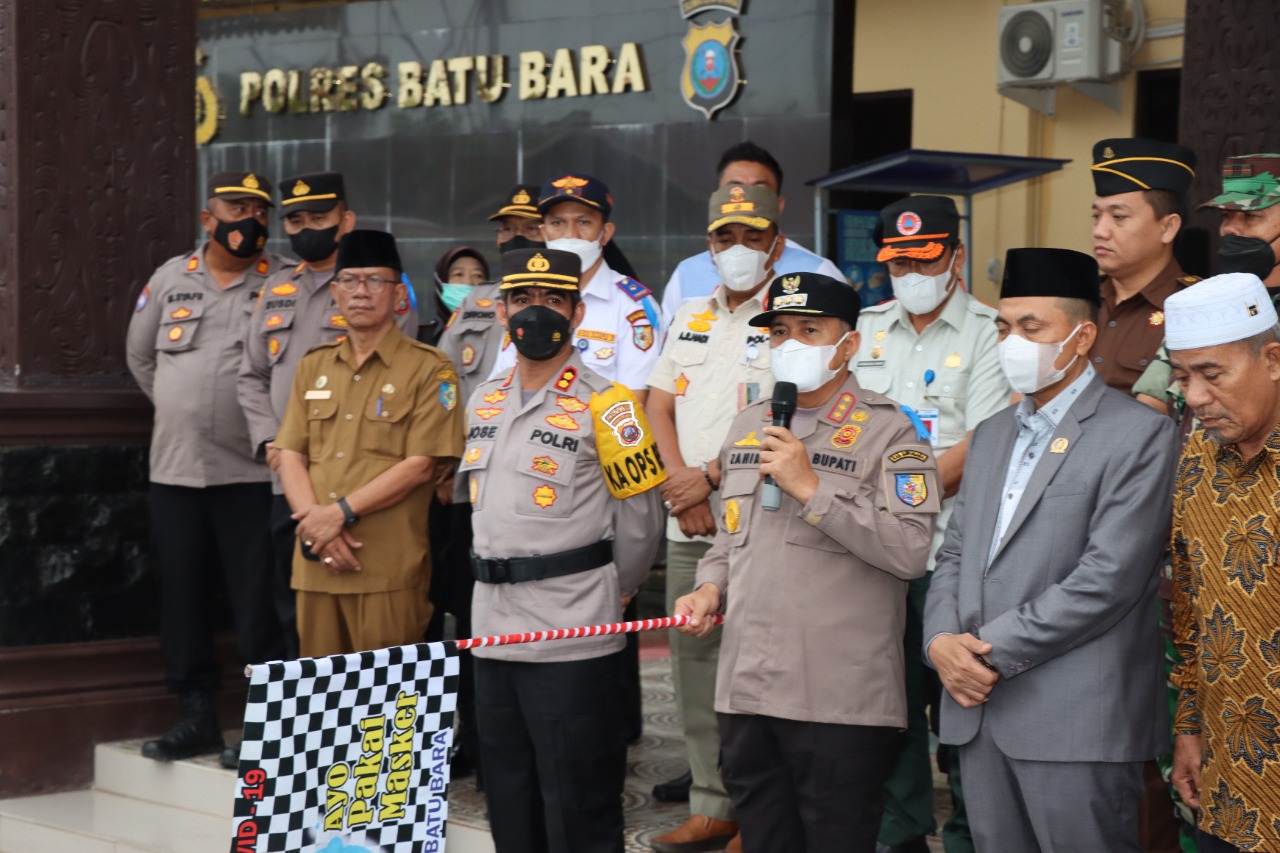 Bupati Batu Bara Ir.H.Zahir M.AP & Polres Batu Bara AKBP Jose DC Fernandes S.IK lepas bantuan bencana Alam/ Gempa Bumi di wilayah Kabupaten Tapanuli Utara didepan Mako Polres Batu Bara, Senin (03/10/2022).beritasore/alirsyah