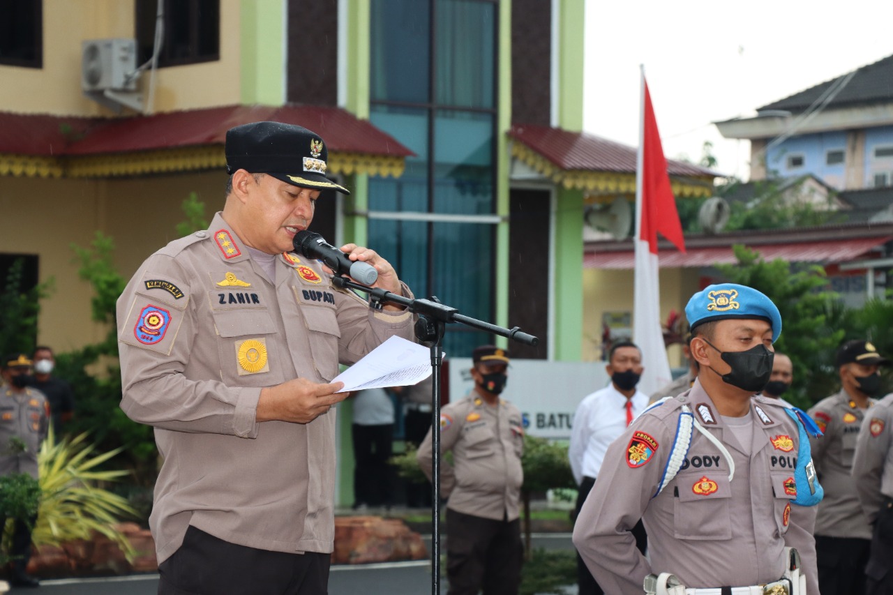 Bupati Batu Bara Ir.H Zahir M.AP berseragam Polri Pimpin Apel Gelar Pasukan Toba 2022 di halaman Moko Polres Batu Bara Senin (03/10/2022).beritasore/alirsyah