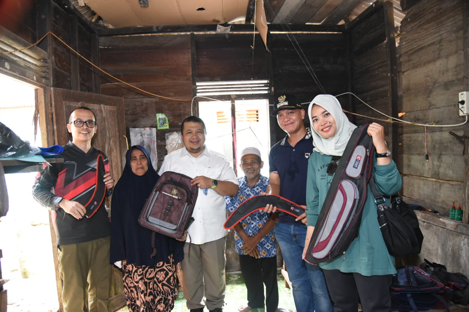 Bupati Tapsel saat meninjau pelaku usaha Konveksi pembuatan Tas di Kec.Muara Batangtoru,Minggu (2/10). beritasore/Birong RT