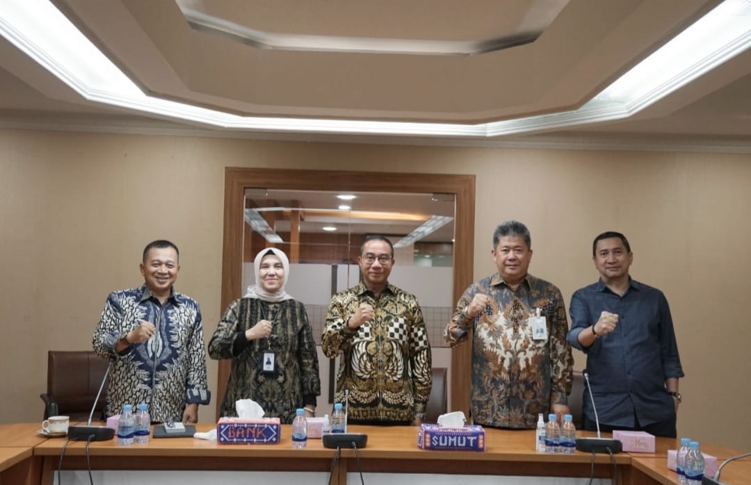 Dirut Bank Sumut Rahmat Fadillah Pohan (tengah), Direktur Keuangan dan Teknologi Informasi Arieta Aryanti, Direktur Pemasaran Hadi Sucipto, Direktur Kepatuhan Eksir dan Direktur Bisnis dan Syariah Irwan pada pemaparan kinerja keuangan Triwulan III Tahun 2022 di Kantor Pusat Bank Sumut Jalan Imam Bonjol Medan Senin (3/10) sore. beritasore/ist