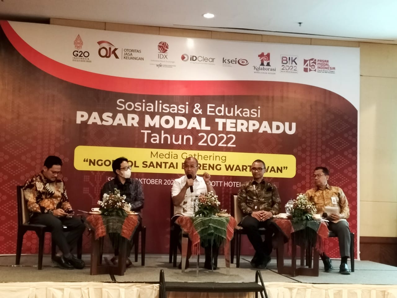 Deputi Komisioner Edukasi dan Perlindungan Konsumen OJK Sarjito (tengah) bersama Direktur Statistik dan Informasi Pasar Modal OJK Muhammad Touriq, Direktur Penilaian Perusahaan PT BEI  I Gede Nyoman Yetna, dan Direktur 1 PT KPEI Antonius Herman Azwar dan Moderator Direktur Pengawasan LJK L OJK KR 5 Sumbagut Untung Santoso (paling kanan) di Hotel JW Marriott Medan Senin (3/10/2022). beritasore/laswie wakid