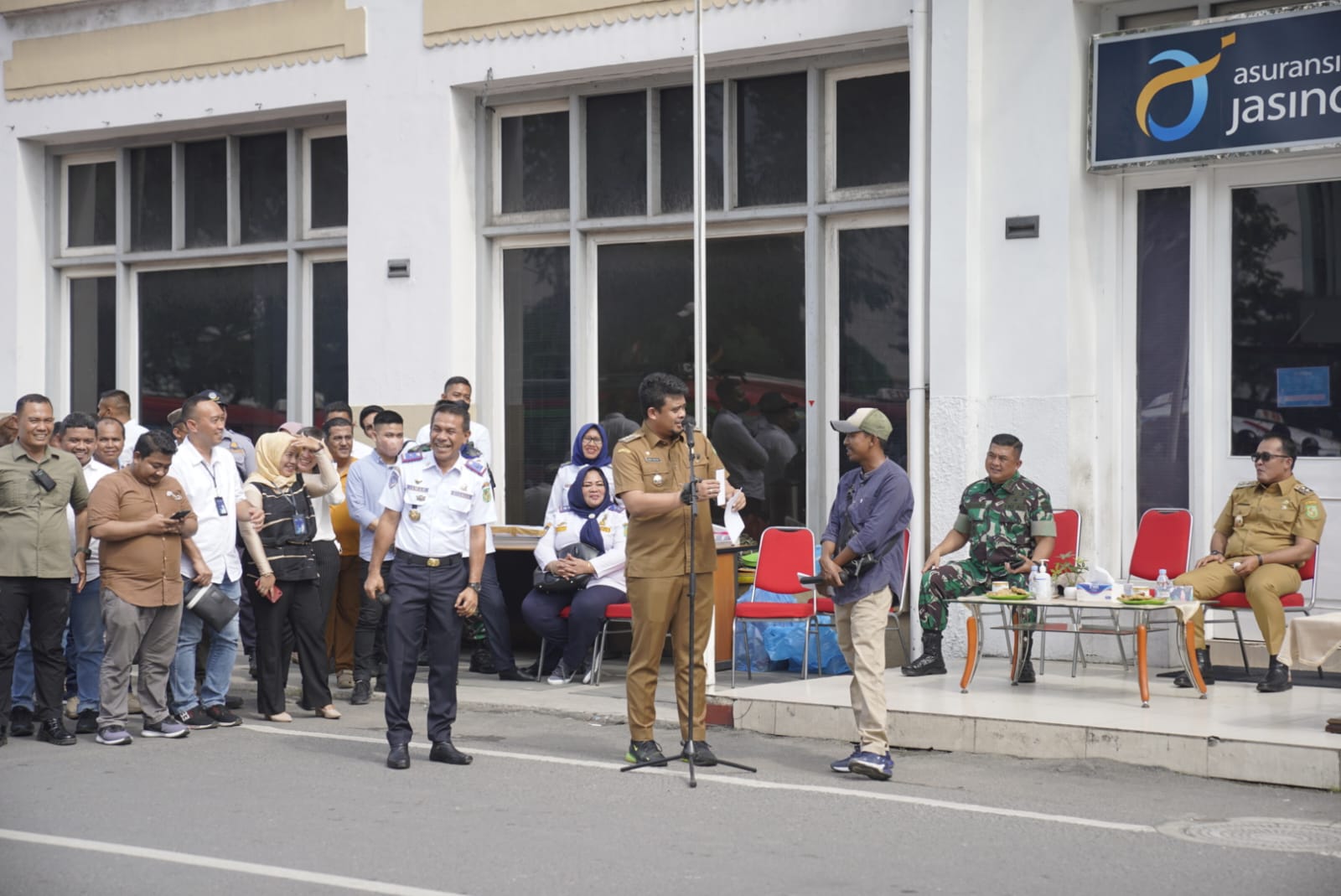Wali Kota Medan Bobby Nasution secara resmi meluncurkan program bantuan Subsidi Betor, Ojol dan Angkot Sudako (Sibonas), di Jalan Pulau Pinang Lapangan Merdeka, Senin (3/10). Beritasore/Ist