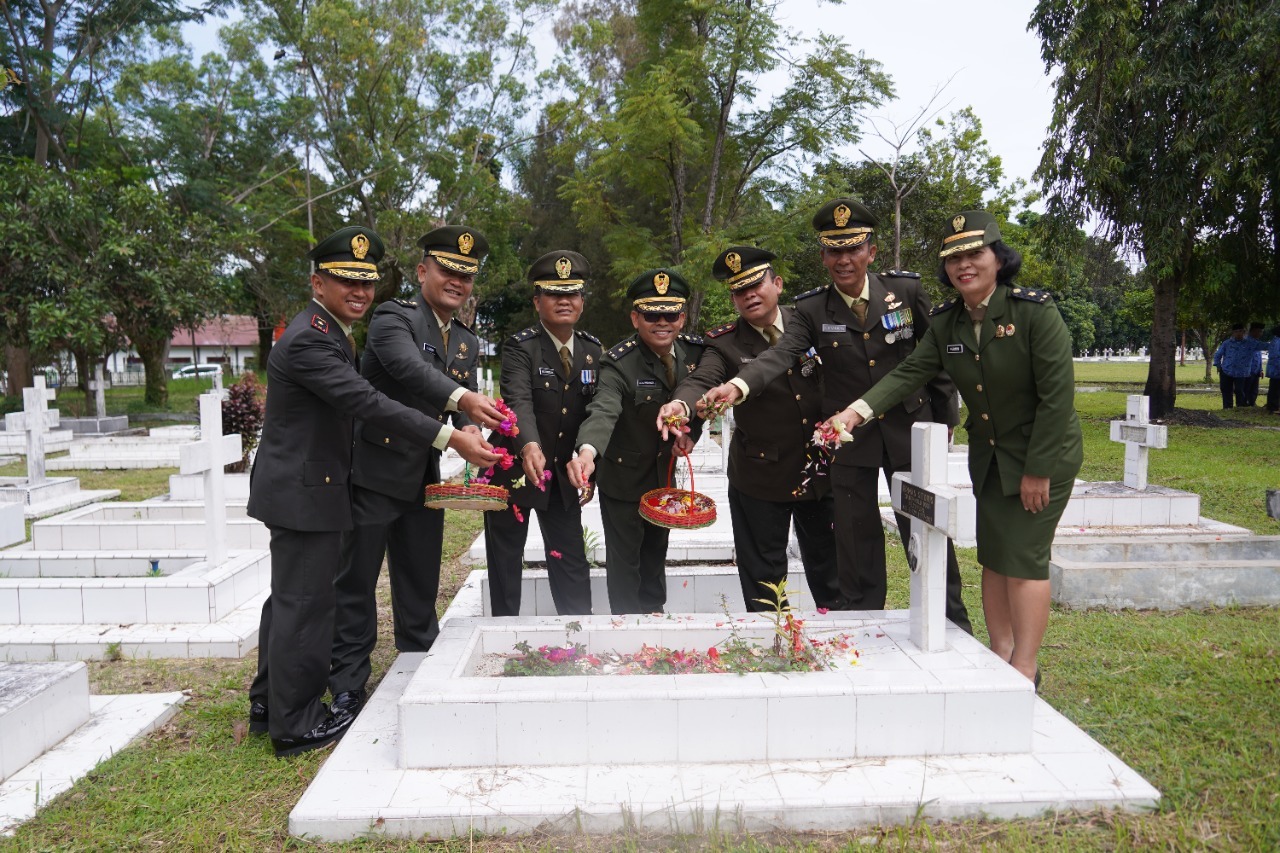 Korem 022/Pantai Timur dan Rindam l/Bukit Barisan serta jajaran TNI yang ada diwilayah Kota Pematang Siantar dan Kabupaten Simalungun menggelar Ziarah di Taman Makam Pahlawan (TMP) Nagur Pematang Siantar, Jalan Pahlawan Kecamatan Siantar Timur Kota Pematang Siantar, Selasa (04/10/2022). Beritasore/ist
