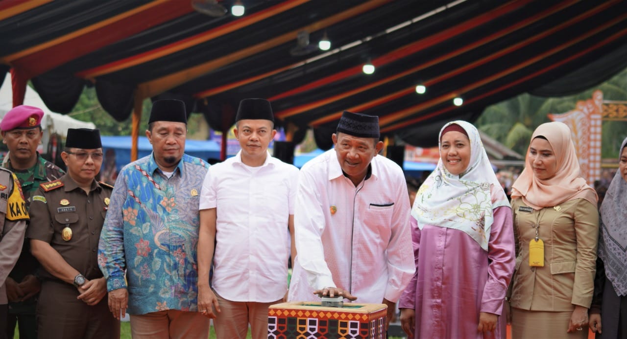 Plt Bupati H Syah Afandin SH membuka secara resmi MTQ ke-55 Kabupaten Langkat, di Lapangan Bola Kaki Desa Serang Jaya Hilir, Pematang Jaya, Langkat, Senin (3/10/2022). beritasore/ist