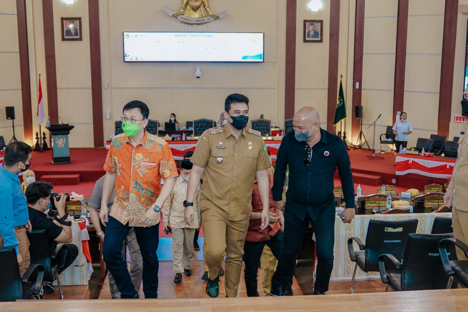 Wali Kota Medan Bobby Nasution menghadiri Rapat Paripurna DPRD Medan dengan agenda Mendengarkan Pemandangan Umum Fraksi-Fraksi DPRD Kota Medan terhadap Nota Pengantar Kepala Daerah Atas Ranperda Kota Medan tentang Pengelolaan BMD di Gedung DPRD Medan, Selasa (4/10). Beritasore/Ist