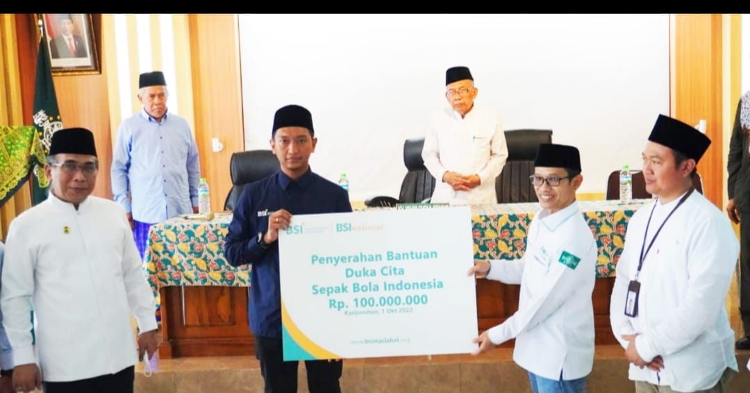 Dari kiri ke kanan: Ketua Umum Pengurus Besar Nahdlatul Ulama (PBNU), Yahya Cholil Staquf; Komisaris Independen BSI, Arief Rosyid Hasan; Wakil Ketua LAZISNU, Qohari Cholil; Deputy Funding & Transaction BSI Region Office 8 Surabaya, Asep Saifudin Suria Hidayat pada acara penyerahan bantuan duka cita Sepak Bola Indonesia sebesar Rp100 juta di Kanjuruhan Malang, Selasa (4/10). beritasore/ist
