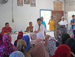 Bupati Zahir Bantu 100 Karung Beras Warga Mekar Mulyo