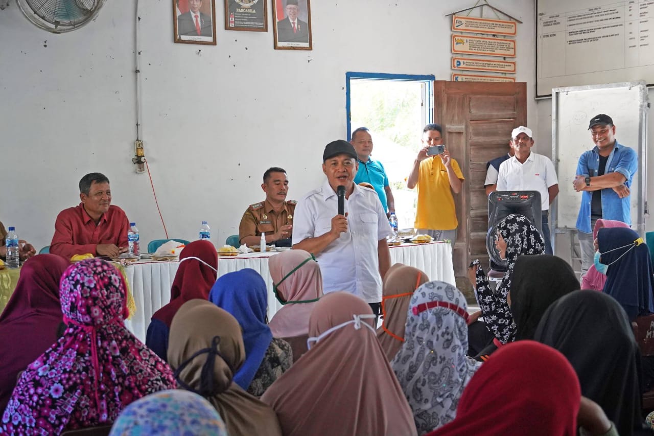 Bupati Batu Bara Ir.H.Zahir M.AP berikan bantuan 100 karung beras kepada warga Desa Mekar Mulyo Kec.Sei Balai Kab.Batu Bara, Selasa (04/10/2022).beritasore/alirsyah